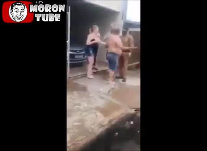 Video :A police officer severely beats a parent